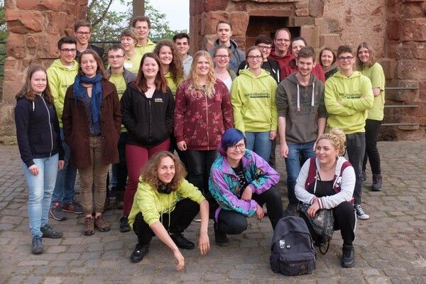 Die Freiwilligen des Jahrgangs 2017/18 der Jugendbauhütte Rheinland